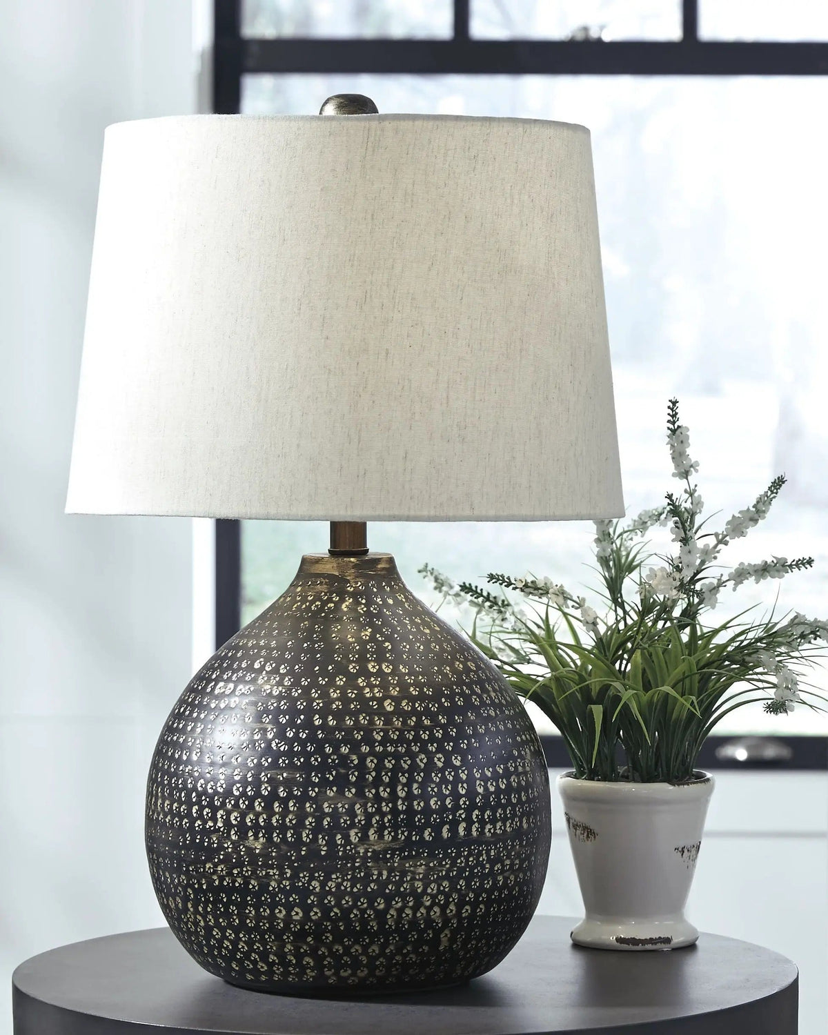 Maire Metal Table Lamp | 15 x 15 x 25 in | Metal | Black / Gold Finish