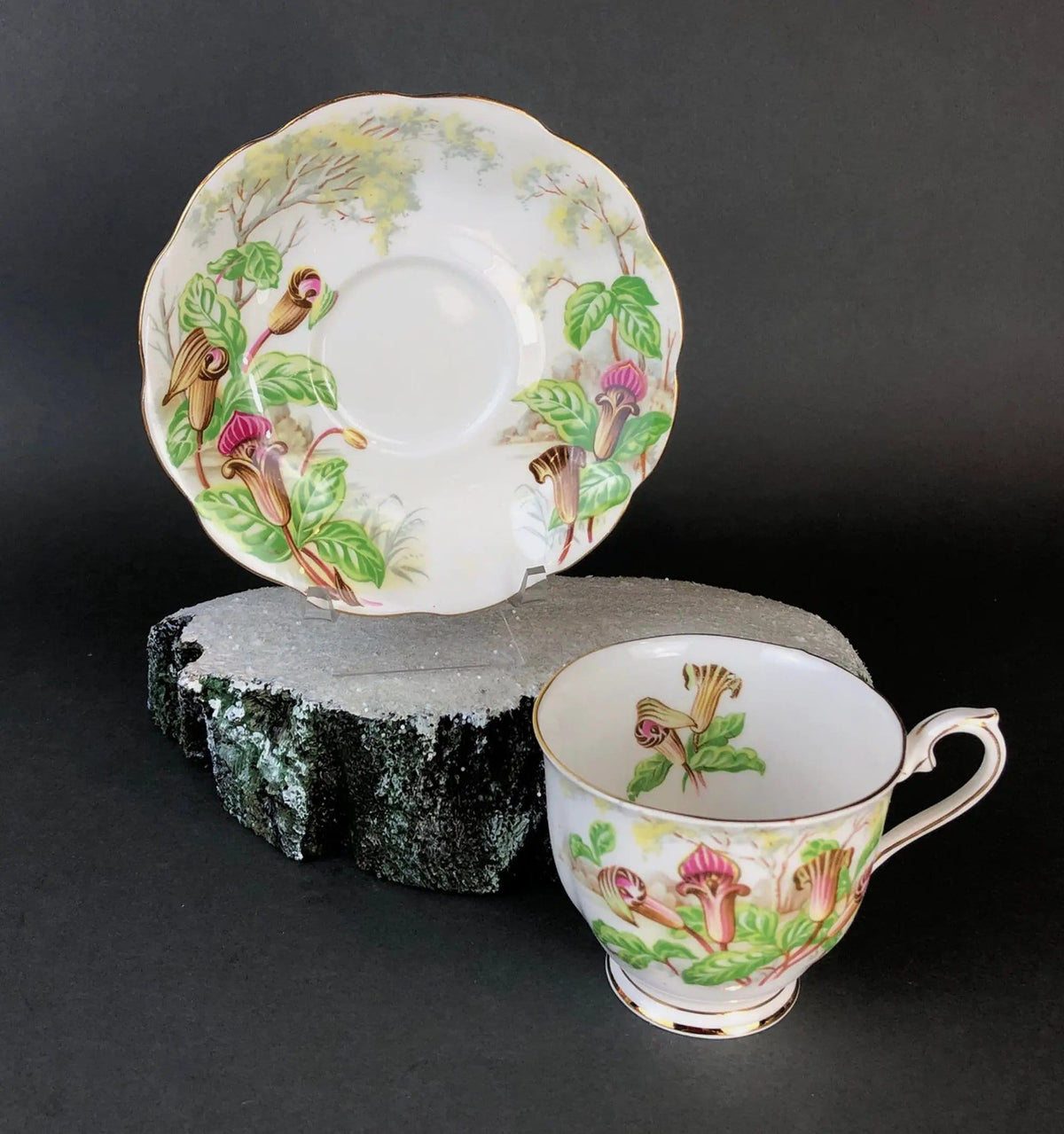 Royal Albert Teacup & Scalloped Saucer – Jack-in-a-Pulpit Tea Set | Collectible Vintage | Pre-Owned Piece | Collectors & Hosts