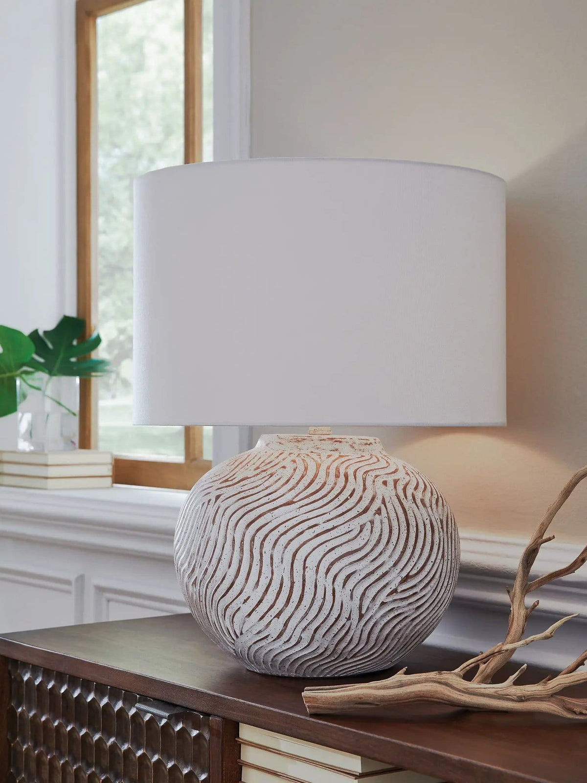Vien Terracotta Table Lamp | 18 x 18 x 24.25 in | Fabric | Distressed White