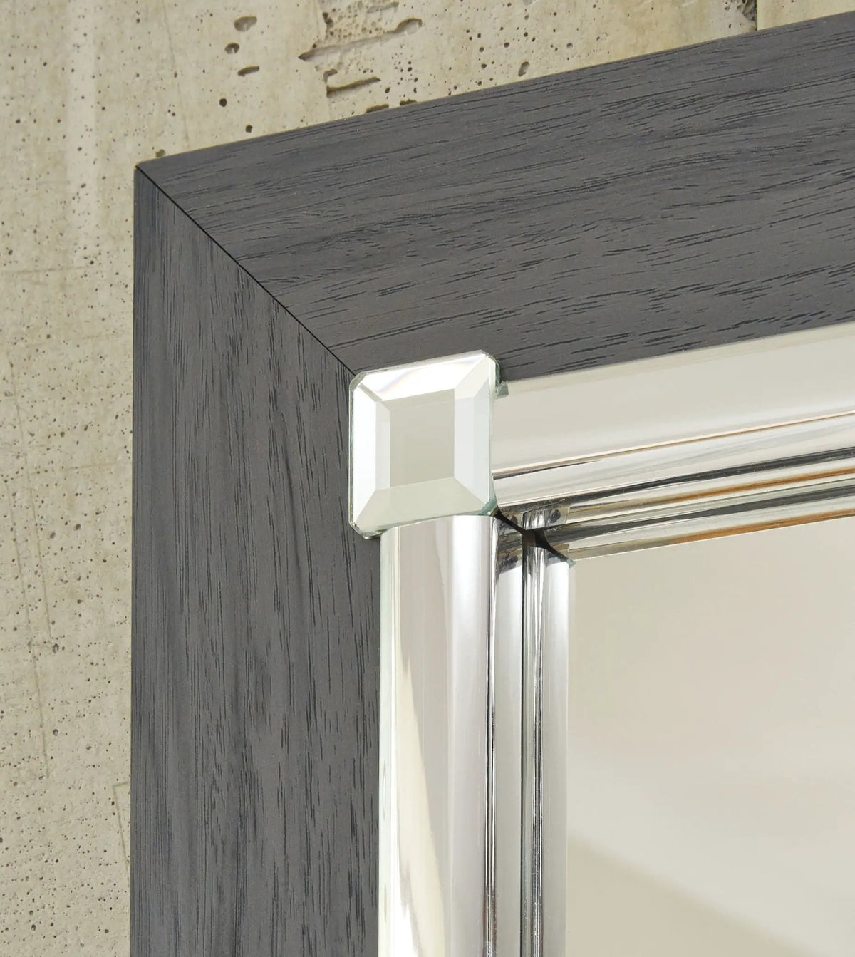 Lodanna Panel Bedroom Set | 4-Piece | Modern Wood-Grain Finish | Faceted Chrome Details