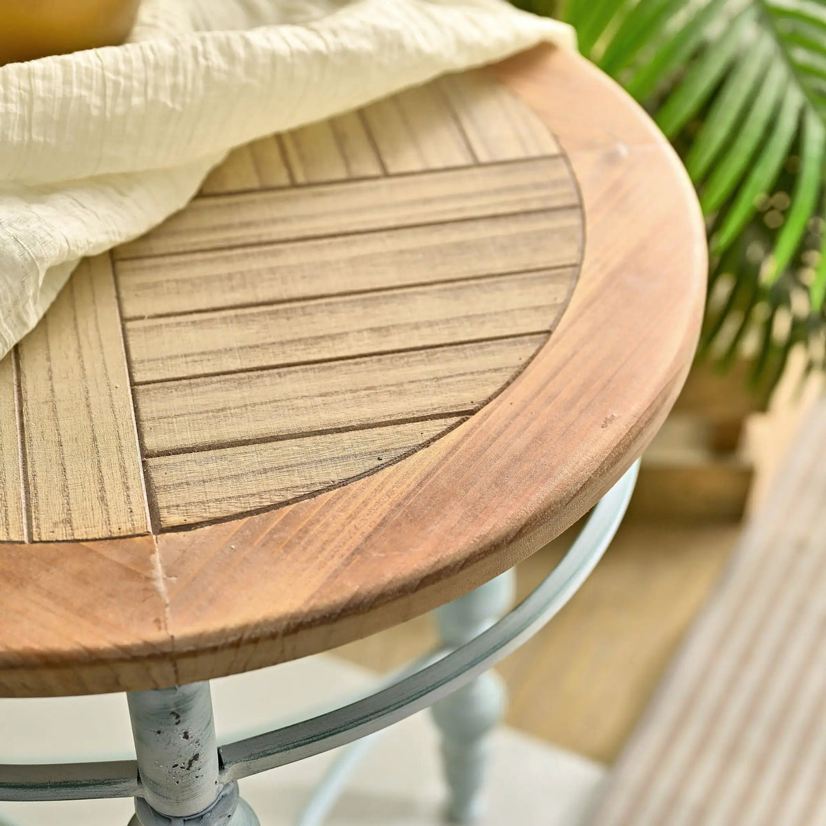 Round Carved Top Coffee Table | 31.5 Inch Diameter | Detachable Metal Legs | Easy Assembly