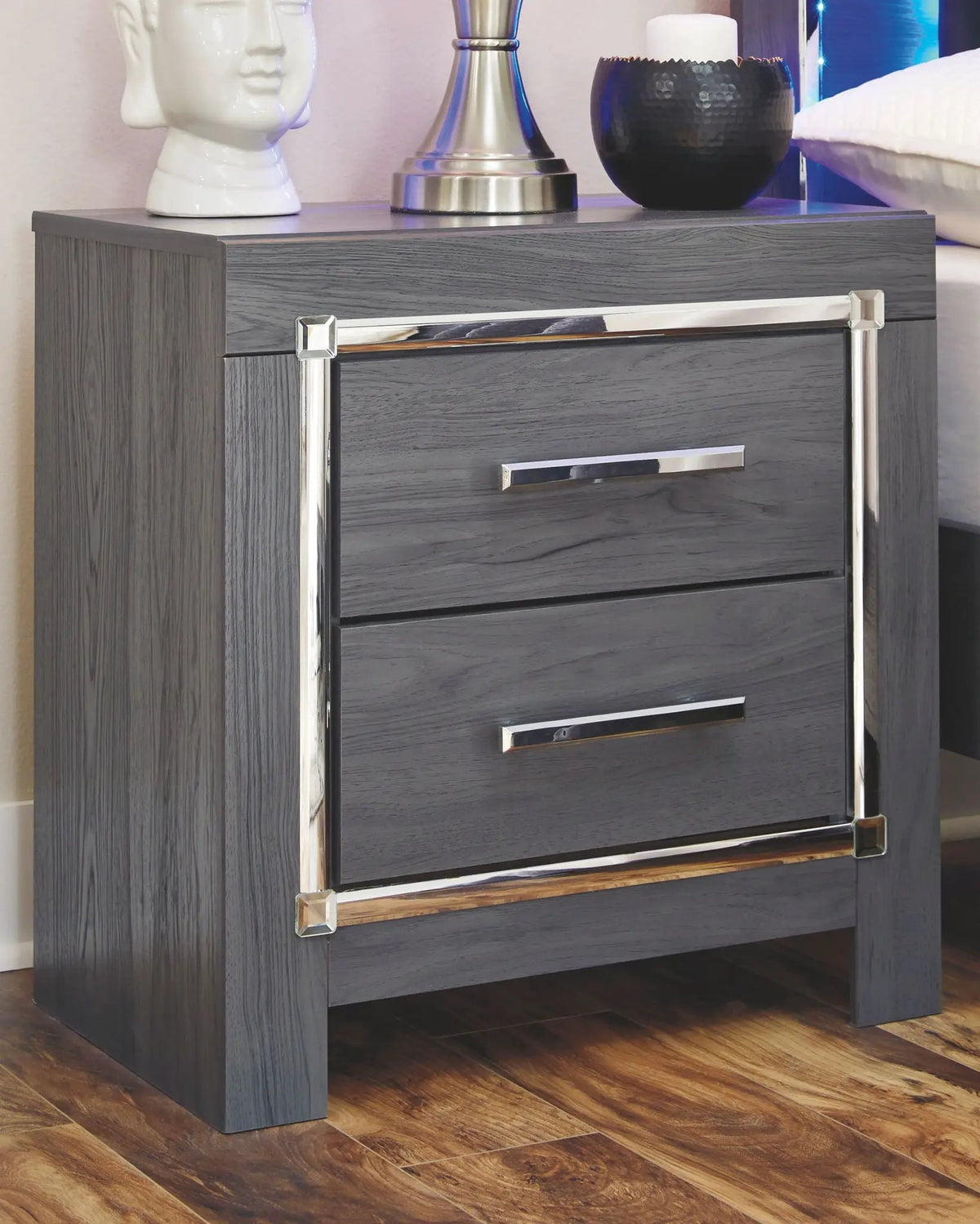 Lodanna Panel Bedroom Set | 4-Piece | Modern Wood-Grain Finish | Faceted Chrome Details