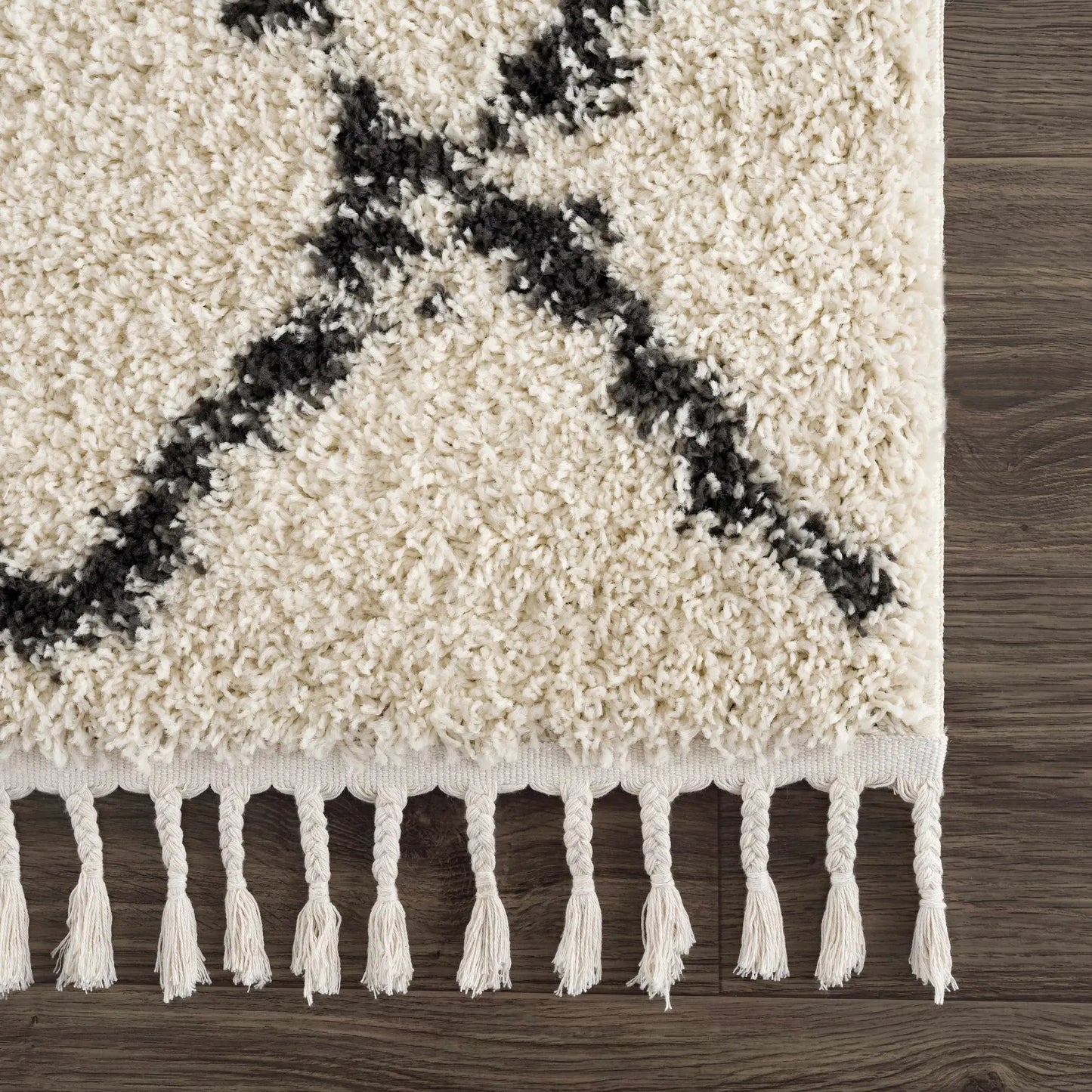 Wallagrass Beige/Black Trellis Tassel Shag from PriceLows™