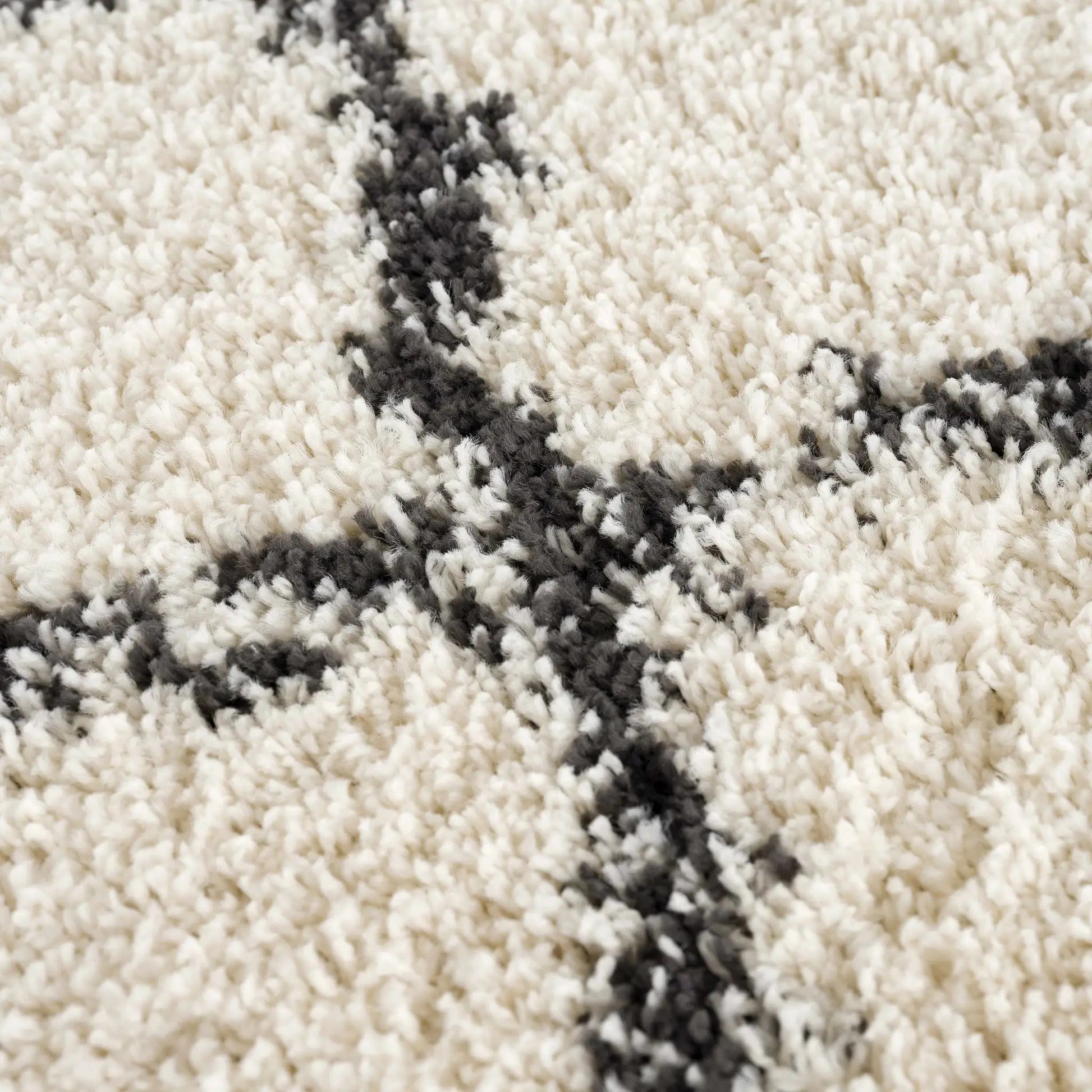 Wallagrass Beige/Black Trellis Tassel Shag from PriceLows™