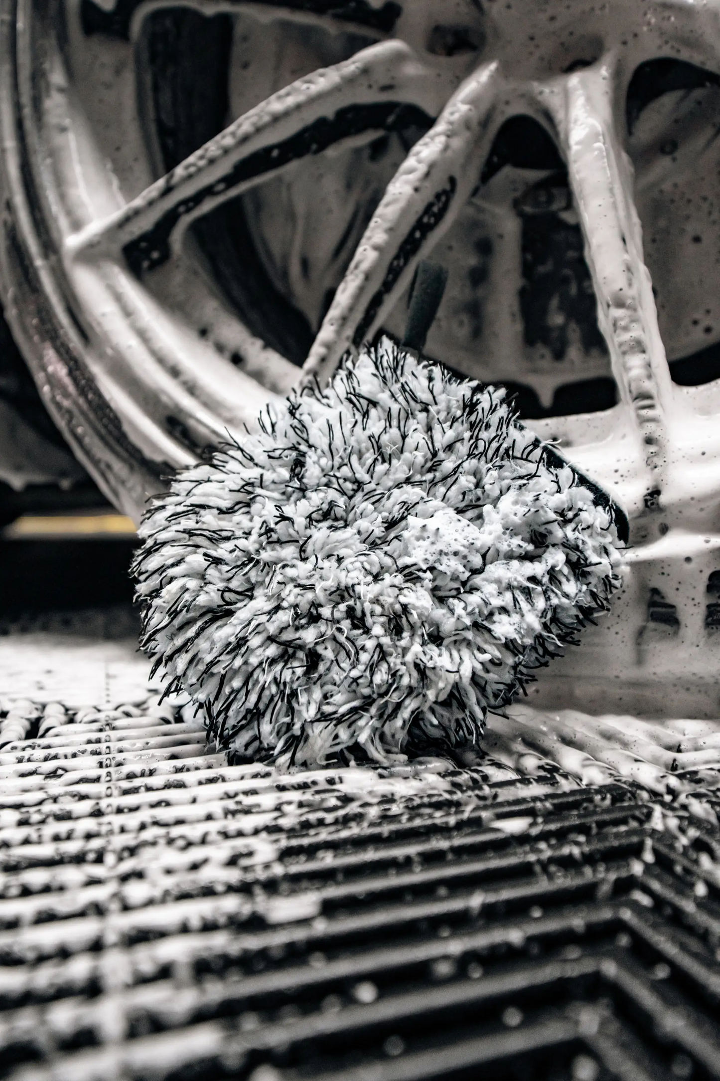 BLACKLINE® MICROFIBER WHEEL MITT from PriceLows™