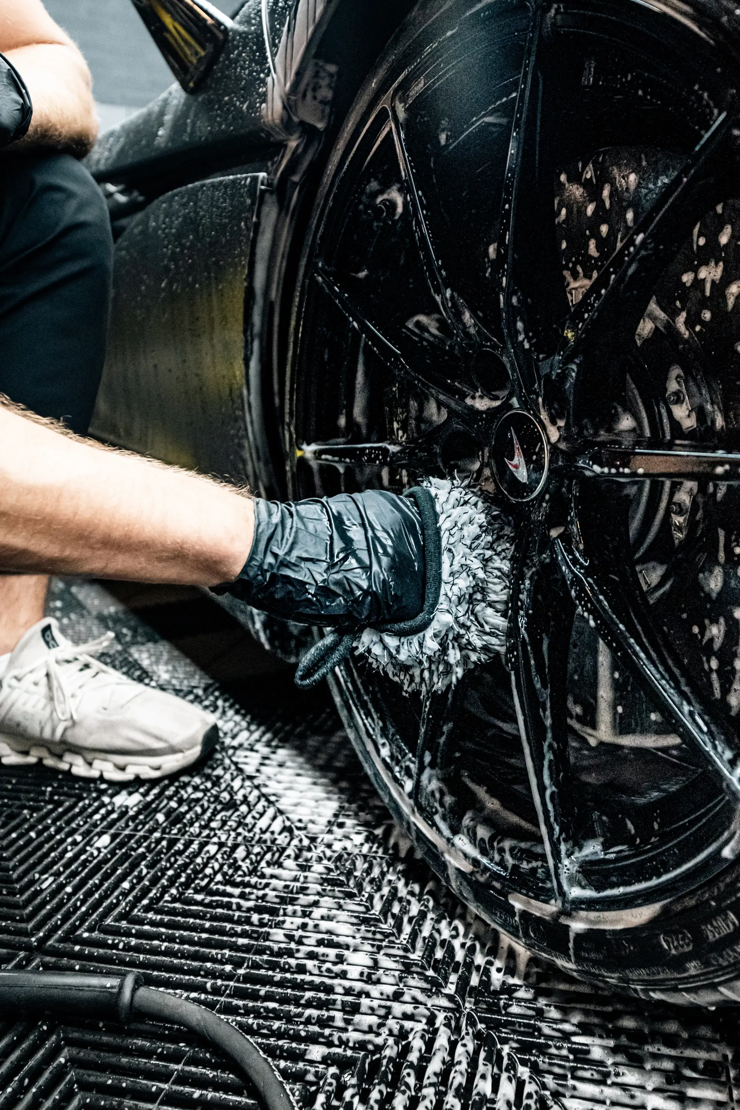 BLACKLINE® MICROFIBER WHEEL MITT from PriceLows™