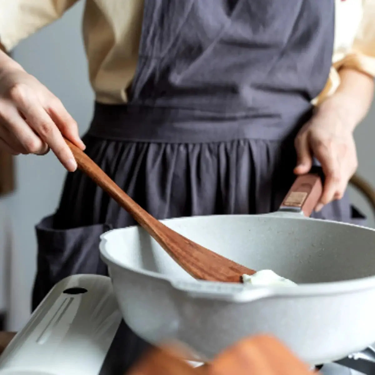Wooden Kitchen Utensils | Natural Finish | Storage Bucket Included | 5 Piece