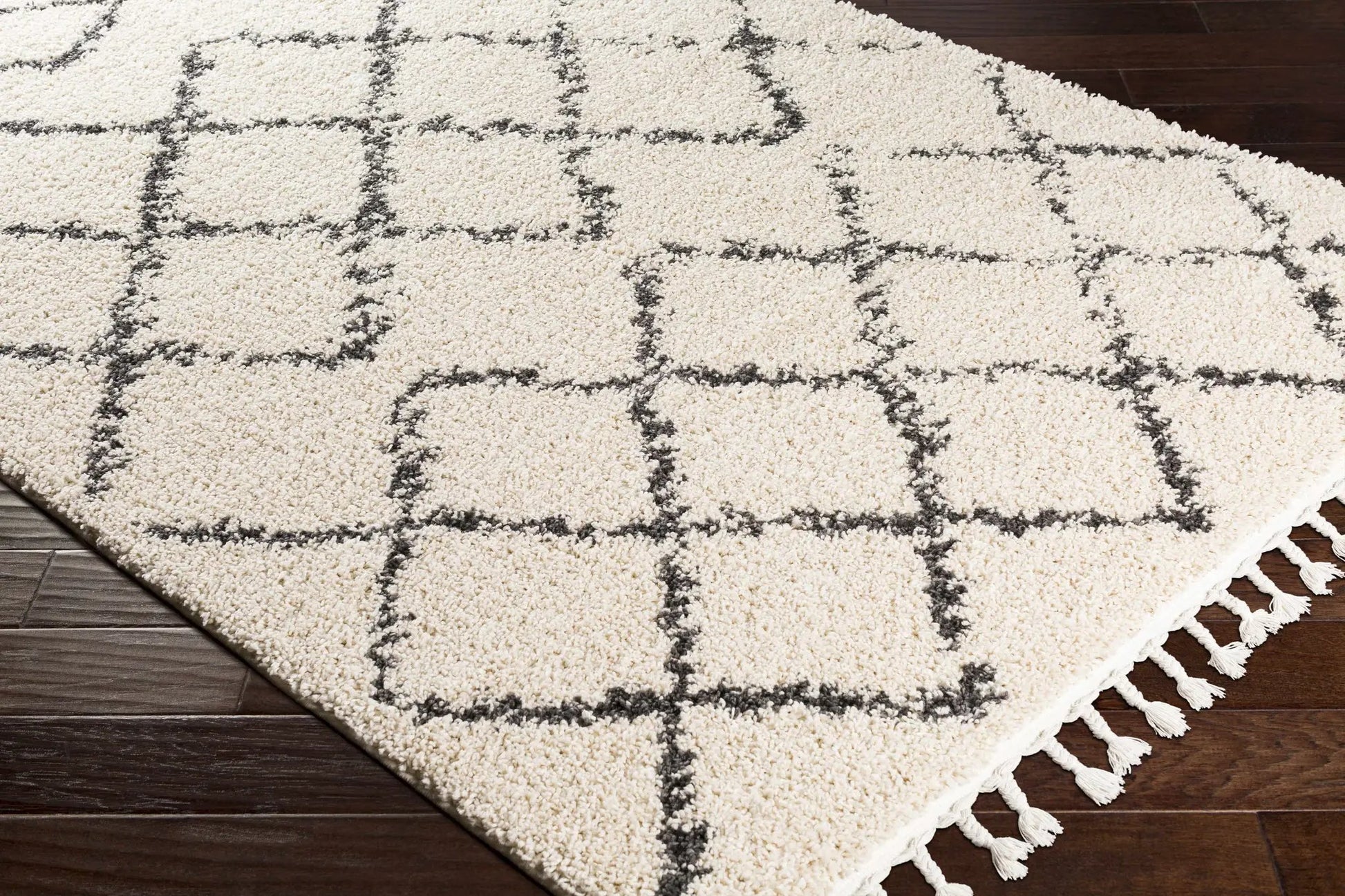Wallagrass Beige/Black Trellis Tassel Shag from PriceLows™