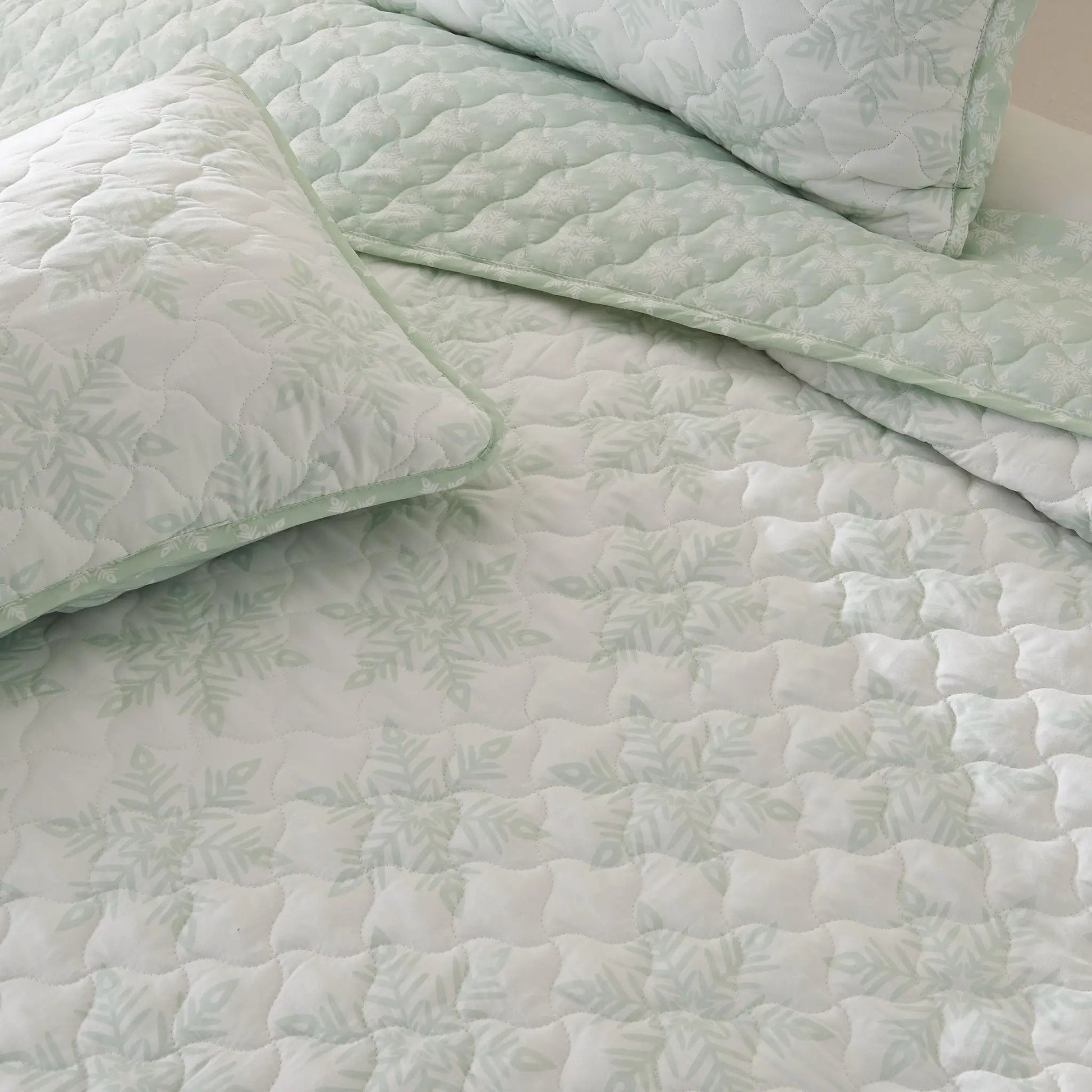 Large Snowflake Quilt - Noemi Collection from PriceLows™