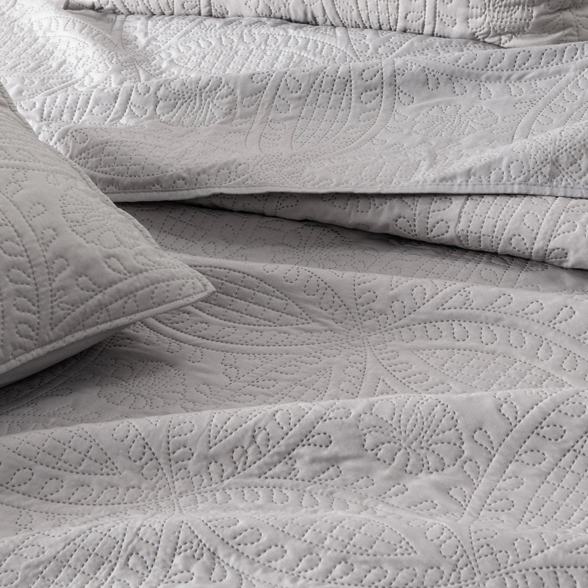 Oversized Medallion Quilt Set - Clara Collection from PriceLows™
