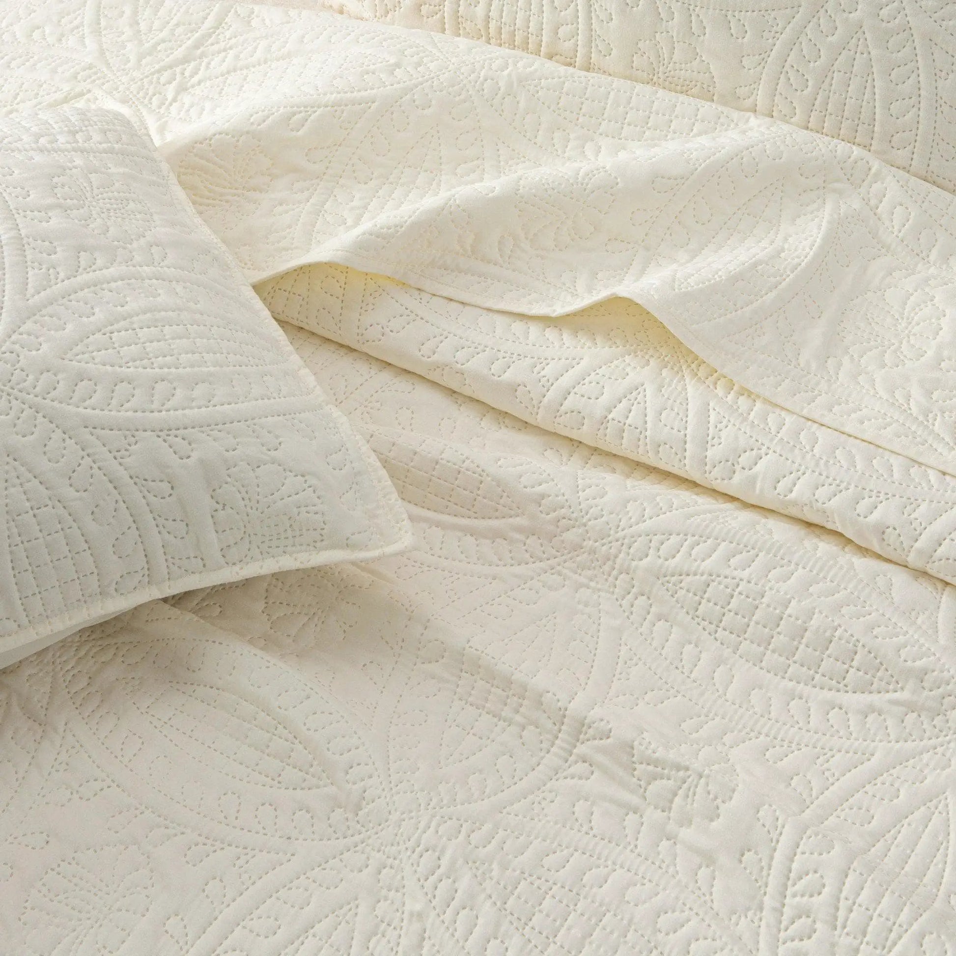 Oversized Medallion Quilt Set - Clara Collection from PriceLows™