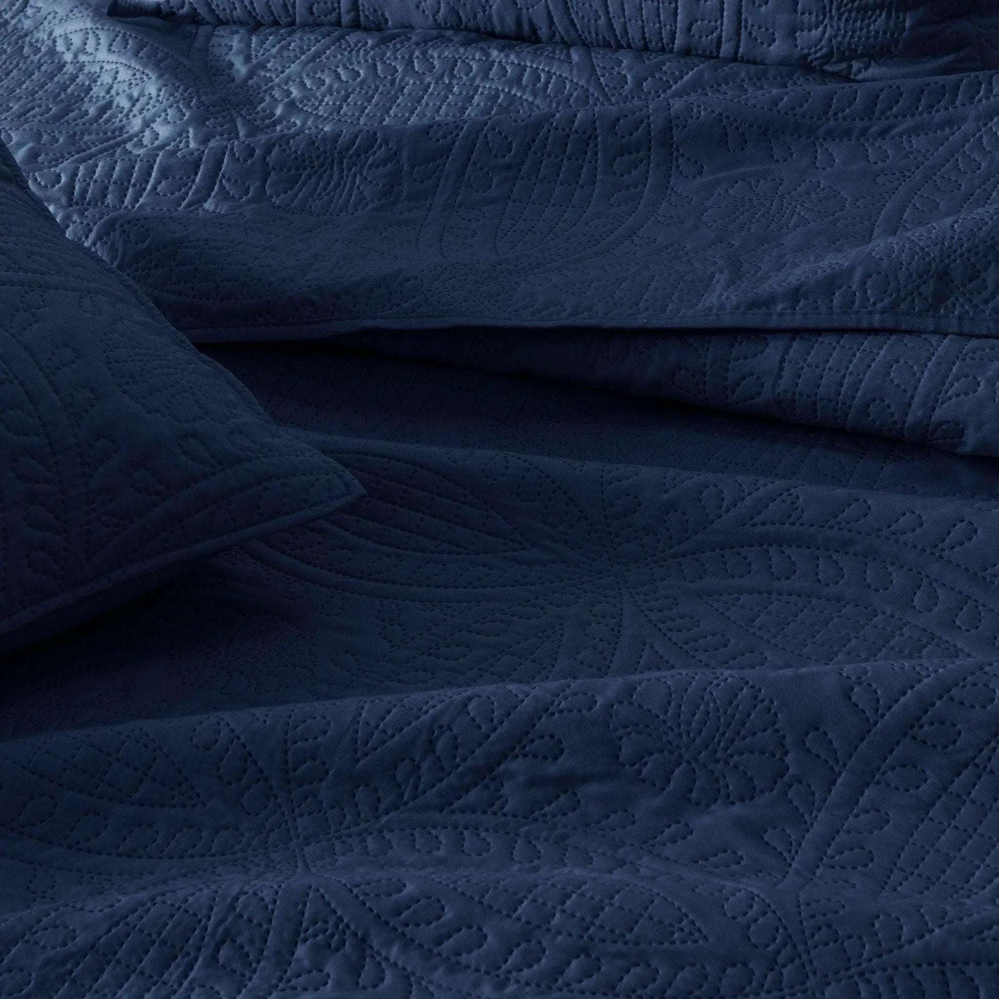 Oversized Medallion Quilt Set - Clara Collection from PriceLows™