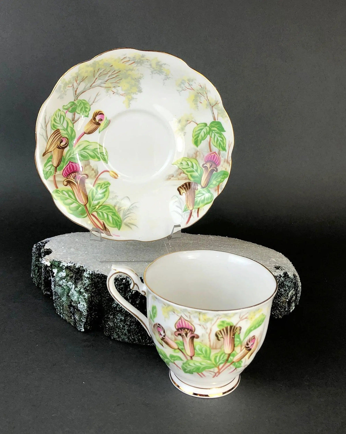 Royal Albert Teacup & Scalloped Saucer – Jack-in-a-Pulpit Tea Set | Collectible Vintage | Pre-Owned Piece | Collectors & Hosts