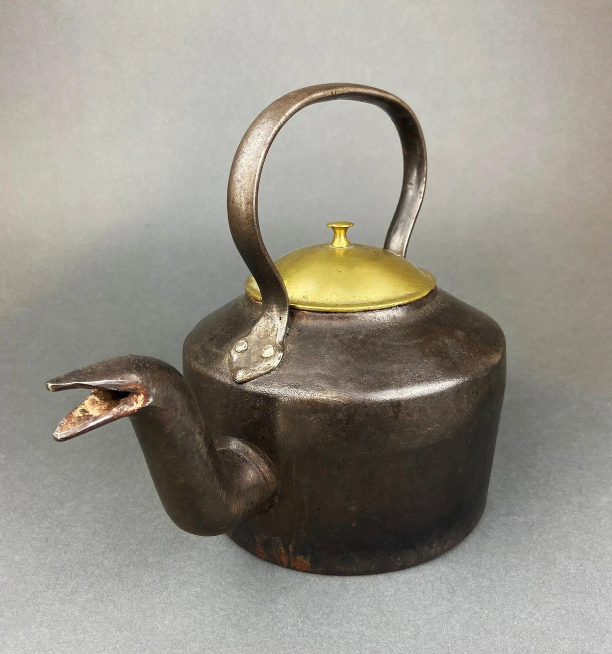 Antique Iron Kettle with Brass Lid - J&J Siddons - Westbromwich | Collectible Vintage | Pre-Owned Piece | Collectors & Hosts