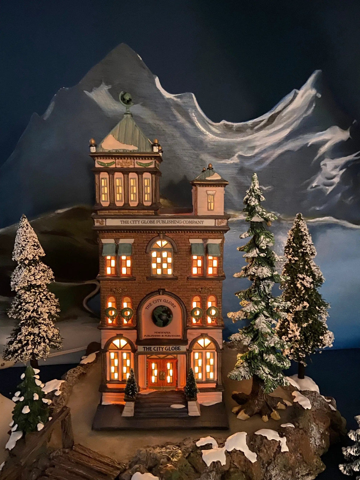 The City Globe Publishing by Department 56 | Illuminated Christmas Village House | Christmas in the City Series | Collectors & Hosts