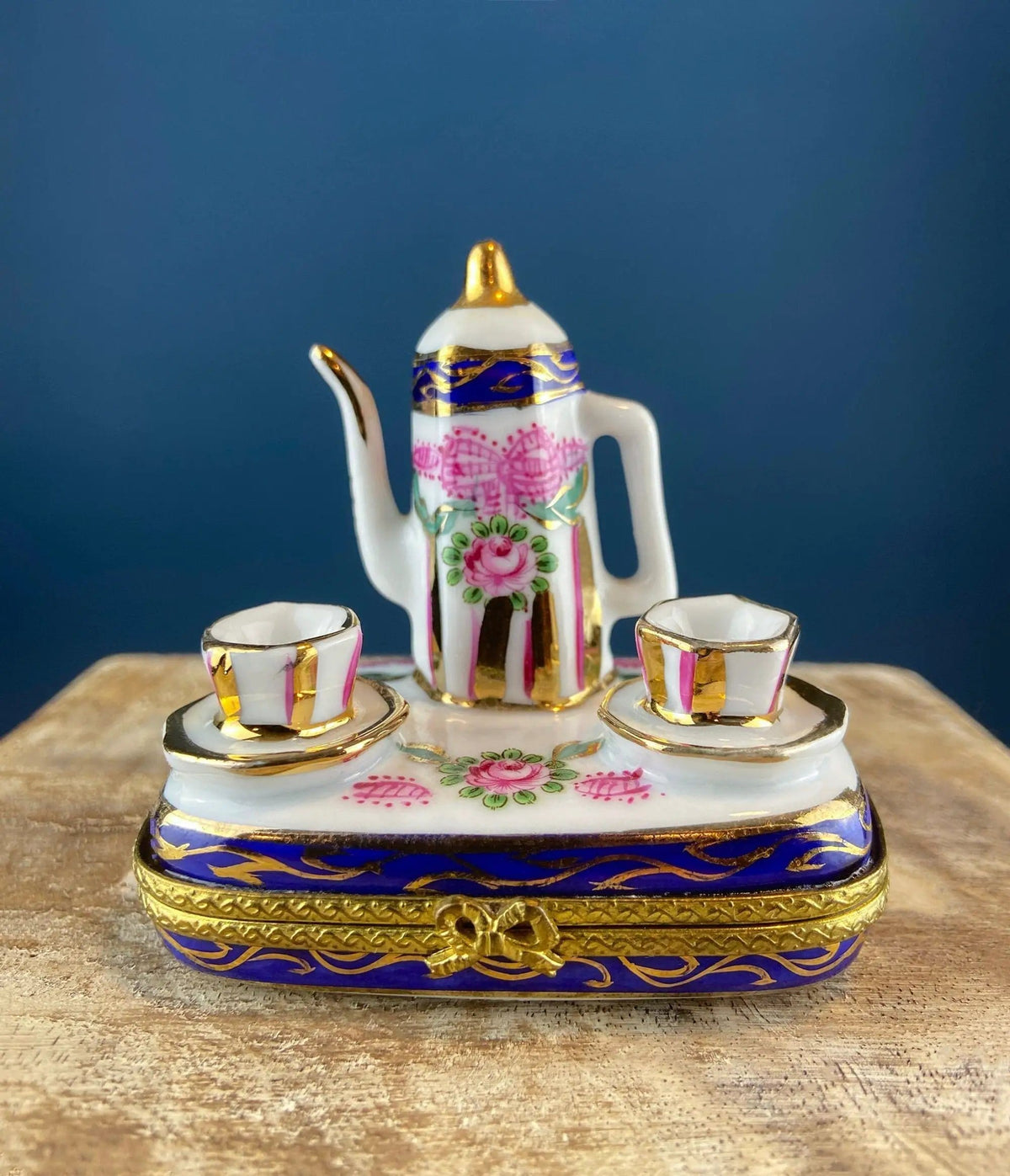 Golf Club Bag Collectible Porcelain Limoges Box | Miniature Hand Painted Pill or Trinket Box | Collectible Vintage | Gift for Golfing Dad, Buddy, Him Her