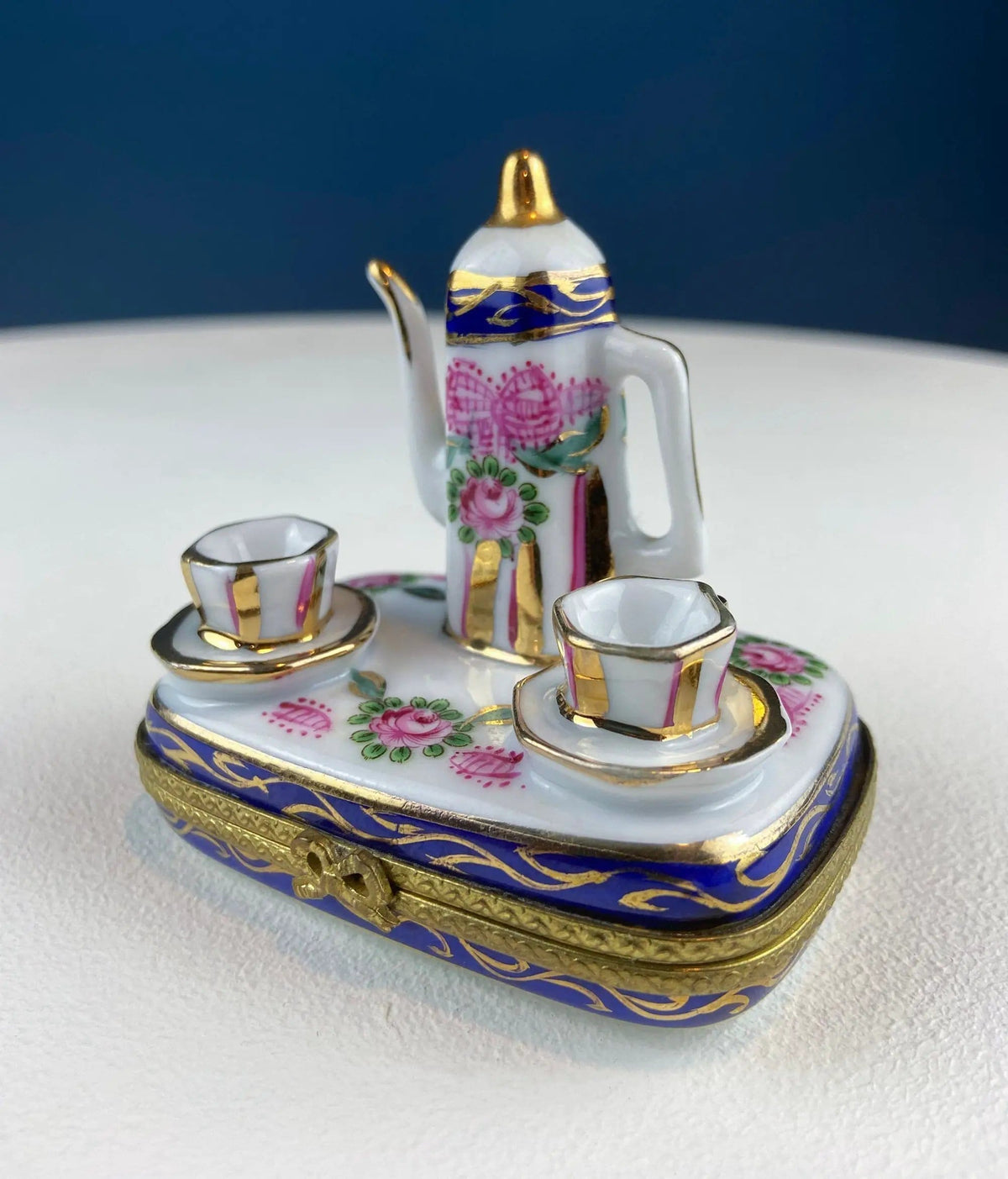 Golf Club Bag Collectible Porcelain Limoges Box | Miniature Hand Painted Pill or Trinket Box | Collectible Vintage | Gift for Golfing Dad, Buddy, Him Her