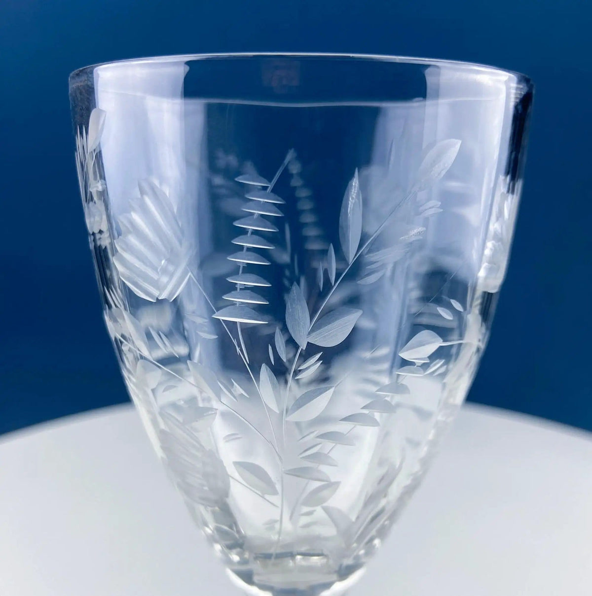Daisy Motif Wine Goblets | Set of 5 Timeless Glasses | Dining Room Table Decor | Gift for Him or Her