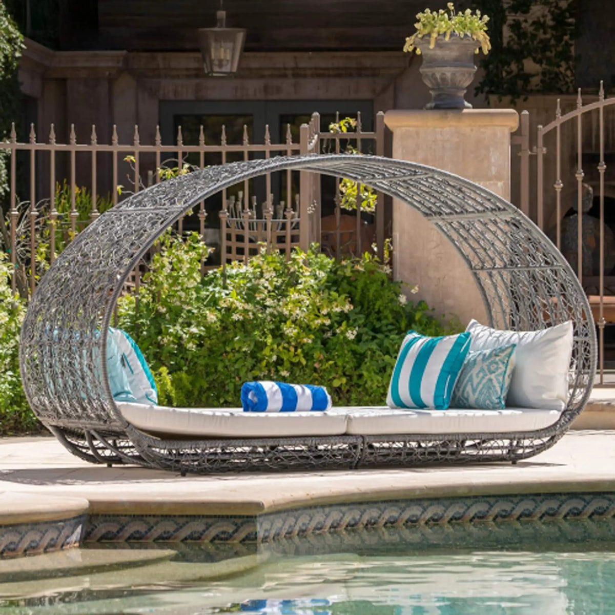 Outdoor Wicker Daybed | Abigal 2-Person Design | Aluminum Frame | Waterproof Cushions