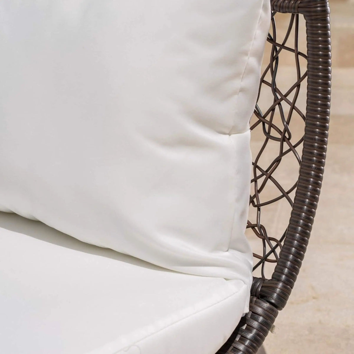 Outdoor Wicker Daybed | Abigal 2-Person Design | Aluminum Frame | Waterproof Cushions