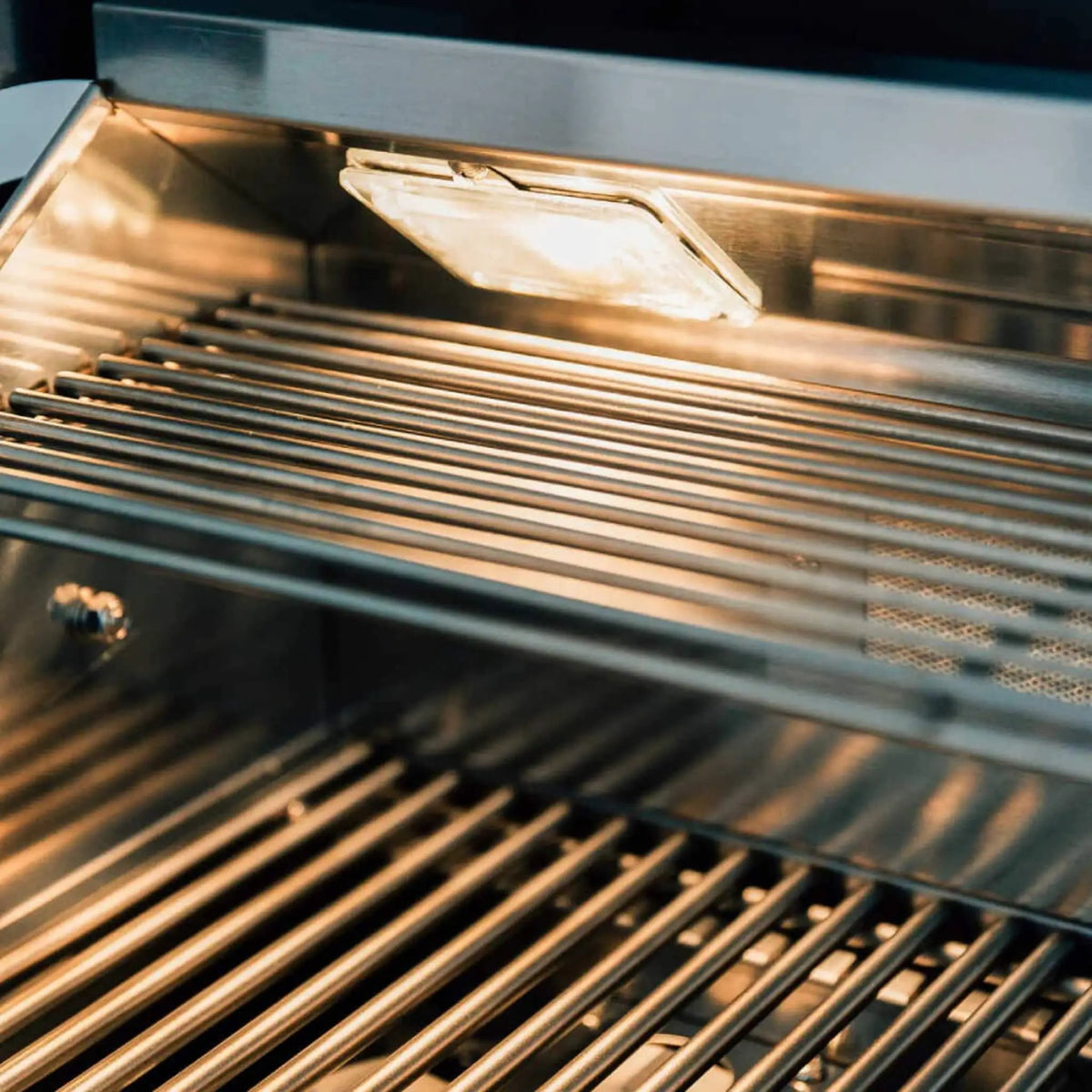 Built-In Gas Grill | Summerset Sizzler Pro | Up To 5 Cast Stainless Steel Burners | 443 Stainless Construction